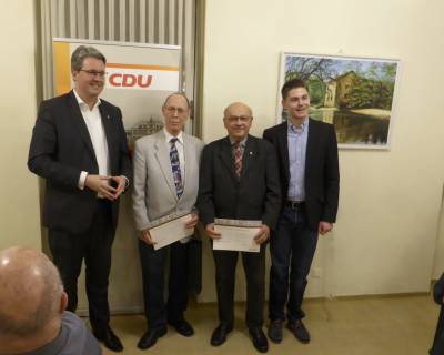 Nach dem Essen ehrte Max Panhans zwei langjhrige Mitglieder. Horst Nawrath wurde fr 30 und Heiko Merz fr 55 Jahre Mitgliedschaft geehrt. Staatssekretr Patrick Burkhard gratulierte ebenfalls.