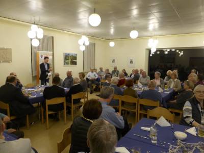 Der Vorsitzende Max Panhans erffnete mit einer kurzweiligen Ansprache den politischen Aschermittwoch und wnschte guten Appetit bei den leckeren Heringen. 
