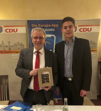 Max Panhans dankte Michael Gahler mit einem Prsent aus Seeheim und wnschte einen erfolgreichen Wahlkampf.
