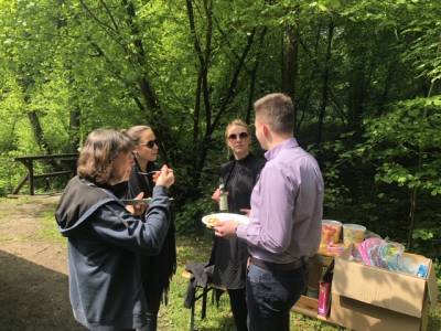 Petra Khn, Anna Lena Sendic, Lea Hoffner mit Lukas Panhans im Gesprch.