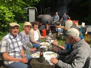 Bei Sonnenschein mundete das reichliche Buffet allen.