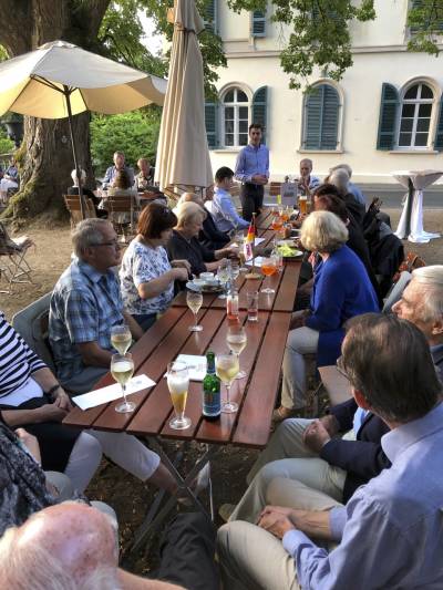 Viele interessante Gesprche ergaben sich von selbst. Themen waren Klimawandel, Handelsstreit, Brexit, die Wahl von Ursula v.d. Leyen zur Kommissionsprsidentin und die Berufung von Annegret Kramp-Karrenbauer zur Verteigigungsministerin.