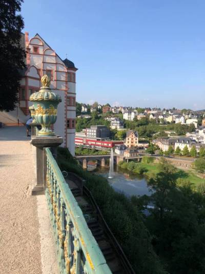 Vom prchtigen Garten hat man einen schnen Blick auf die Lahn.