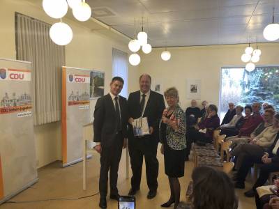 Max Panhans und Karin Neipp bedankten sich bei Prof. Braun mit einem Buchprsent ber Schloss Heiligenberg.