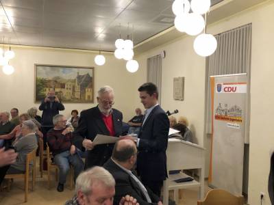 Im Anschluss ehrte Panhans verdiente Mitglieder mit Urkunde und einem Prsent: Hier Jrgen Schrder fr 45 Jahre in der CDU.