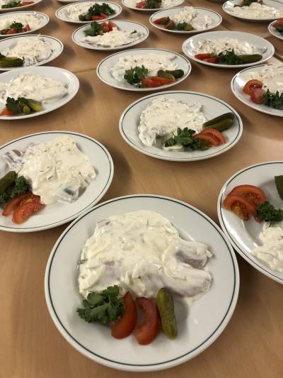 Die leckeren Heringe sind sehr ansprechend dekoriert.