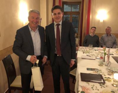 Nach einer intensiven Diskussion mit den Besuchern bedankte sich Max Panhans bei Prof. Helmut Schetter mit einem Weinprsent.
