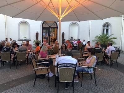 Zum gemhtlichem Ausklang ging es in den Schlosshof zu Annettes Gastronomie.