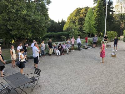 Im Schlossgarten berichtete Frau Schfer ber die verschiedenen Nutzungen des Schlosses seit dem Ende des ersten Weltkriegs.