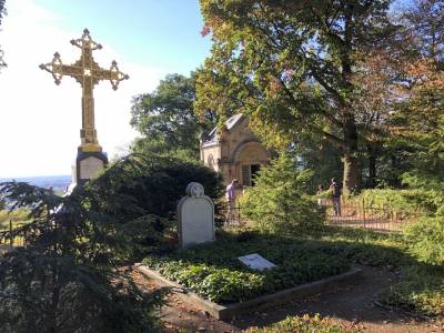 Am Mausoleum wurden die verwandtschaftlichen Verbindungen derer von Hessen, den Zaren und des englischen Knigshauses erlutert.