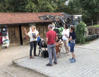 Britta Hoffner erklrte die Unterschiede der klassischen Sttel im Vergleich zum Western Sattel.