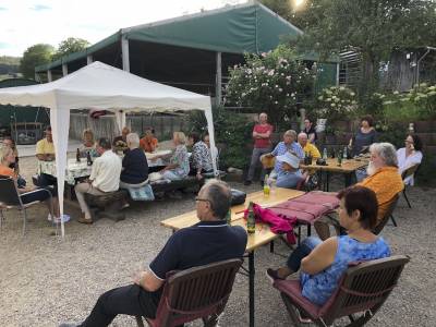 Die zahlreichen Besucher genossen anschlieend den Abend bei Grillwurst, khlen Getrnken und guter Unterhaltung