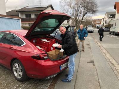 Bevor es soweit war, mussten unsere fleiigen Helfer die Verteilung bis zur Haustr organisieren.