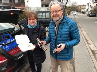 Brigitte und Herbert Raff prsentieren Hering und Freibier.