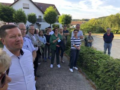 Zahlreiche interessierte Brger konnten sich von dem groen Engagement und Knnen der Jugendfeuerwehr bei einer bung unter Leitung von Jugendwartin Katja Wenner und Wehrfhrer Norbert Rosch berzeugen.