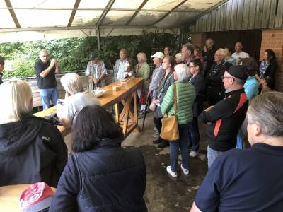 Christoph Massoth, ebenfalls Ortsvorsteher von Ober-Beerbach erluterte auch die Vorteile der Landschaftspflege durch Schafherden und die zunehmenden Probleme durch invasive Pflanzen auf unseren Wiesen.