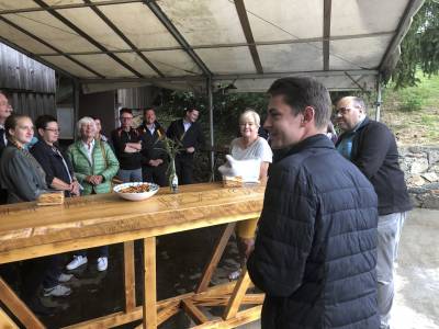 Vorsitzender Max Panhans konnte eine groe Besuchergruppe begren und wir  bekamen einen Einblick in den Betrieb des Hofs mit seinen 50 HA Flche.