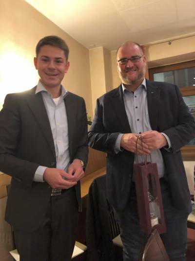 Max Panhans dankte zum Schlu Niels Starke fr die souverne Versammlungsleitung mit einem Weinprsent.