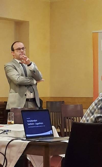 Der Landkreis als Schultrger ist fr die Bereitstellung und den Unterhalt der Schulgebude zustndig.