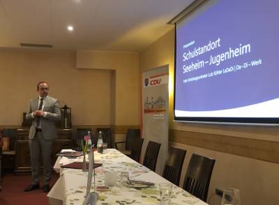 Lutz Khlerberichtete zur Schulentwicklung vor Ort.