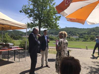 Karin Neipp bedankte sich fr die CDU Seeheim-Jugenheim mit einem Weinprsent bei Dr. Meister.