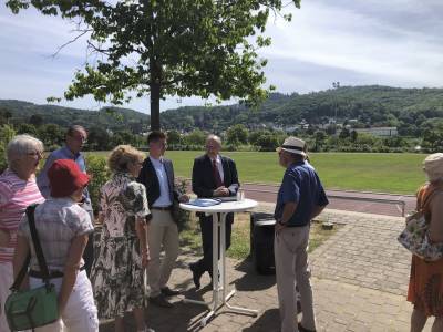 Noch vor Beginn nutzten einige Gste die Gesprchsmglichkeit mit Dr. M. Meister.