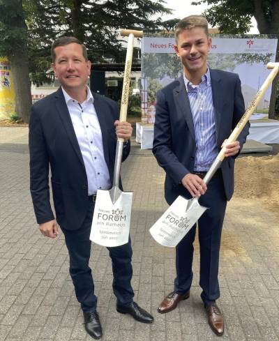 Der CDU-Vorsitzende Max Panhans freut sich zusammen mit Brgermeister Alexander Kreissl, dass mit dem symbolischen Spatenstich der Beginn des Neubaus 