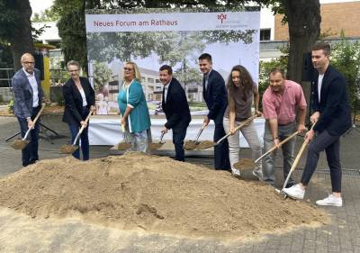Der symbolische Spatenstich erfolgte auch durch die vier Fraktionsvorsitzenden (auf dem Foto v.l.n.r.): Andreas Janouschkowetz (Loewer + Partner Architekten), Birgit Kannegieer (SPD), Suse Bruer (Vorsitzende der Gemeindevertretung), Brgermeister Alexander Kreissl, Max Panhans (CDU), Katja Ebert (Die Grnen), Ralph Konrad (FDP) und Jannis Zimmermann (Hitzler Ingenieure).

